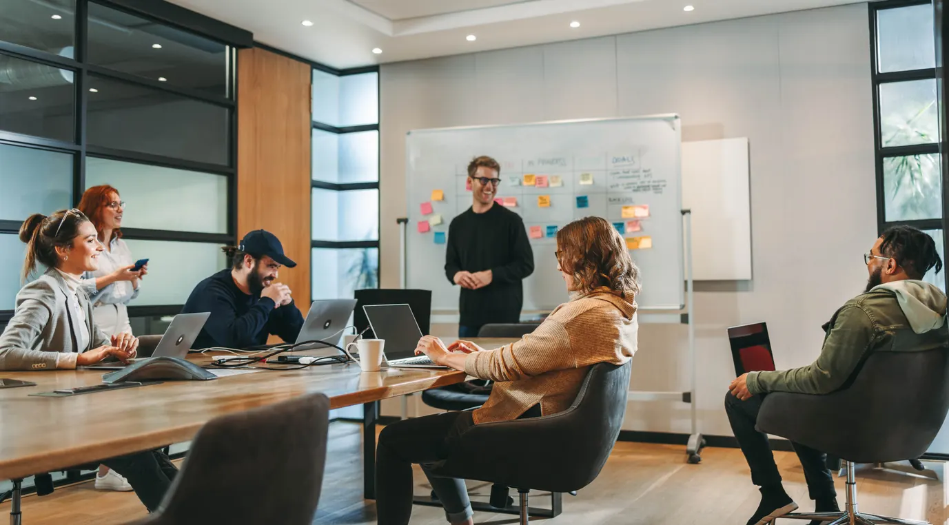 Reunión de asesoría tecnológica con el equipo de una startup