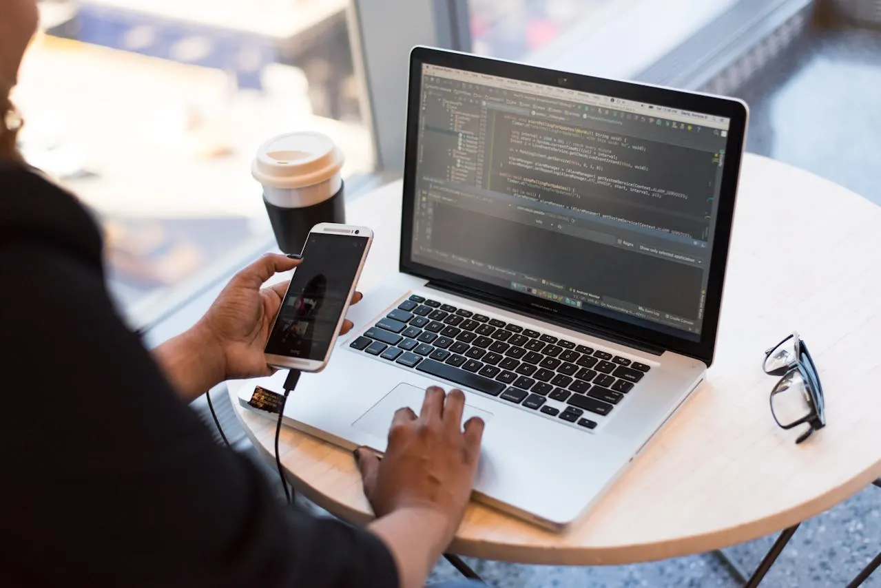 Programador escribiendo el código de un software a medida