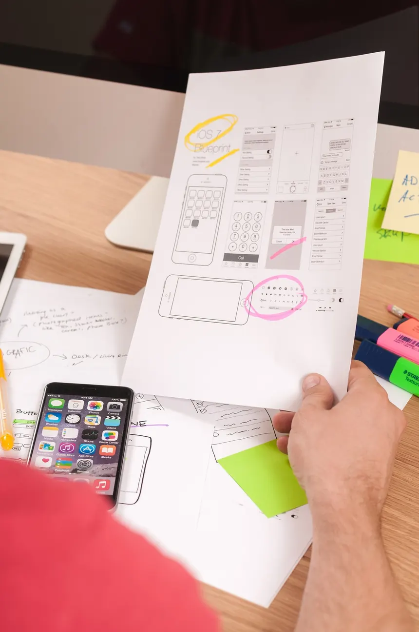 Bocetos de diseño UX/UI de una aplicación móvil