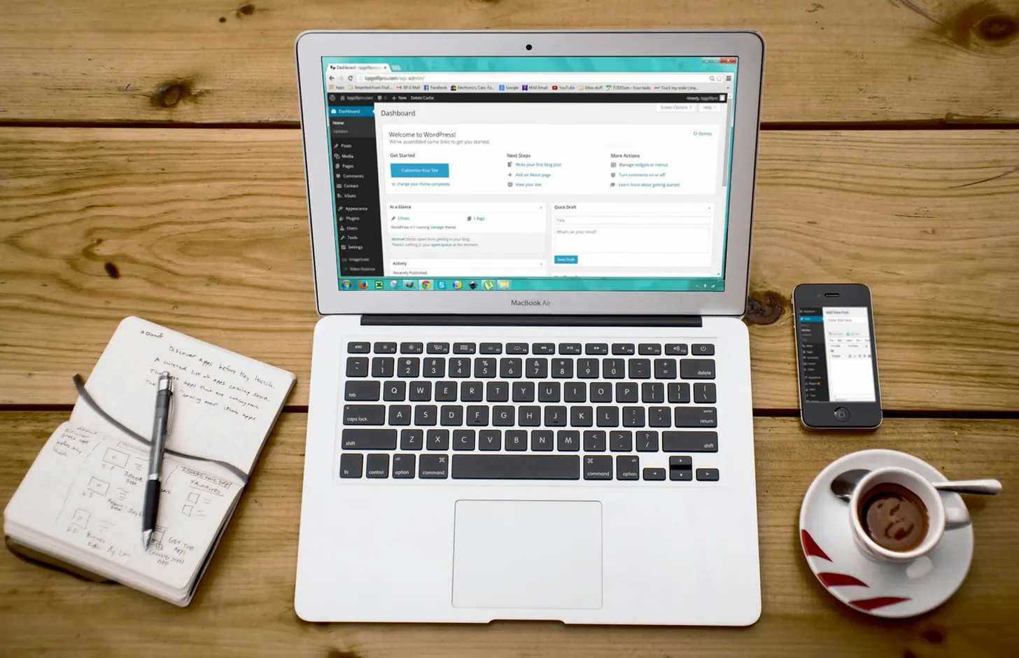 Portátil con el panel de administración de una web hecha con CMS